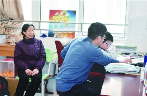 孙元金照顾母亲的同时辅导学生功课